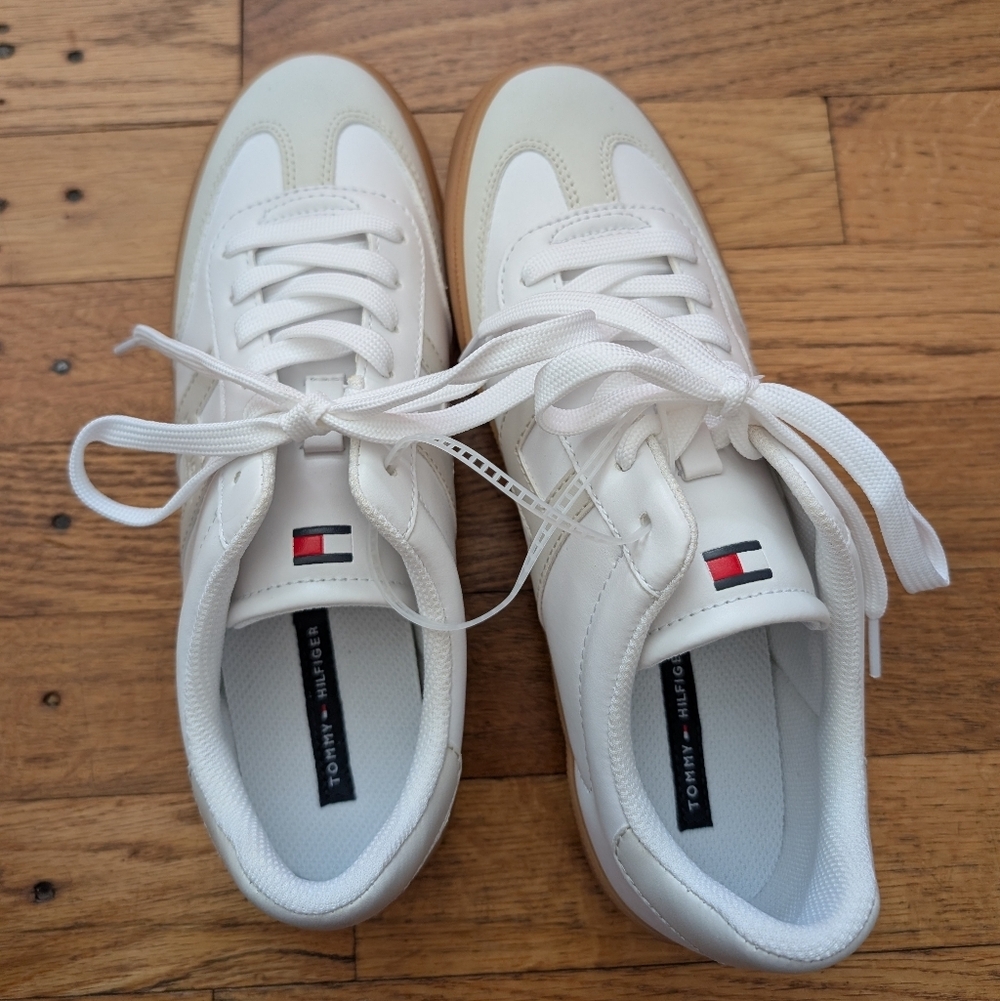 NWOT Tommy Hilfiger White & Beige Sneakers - Picture 5 of 9